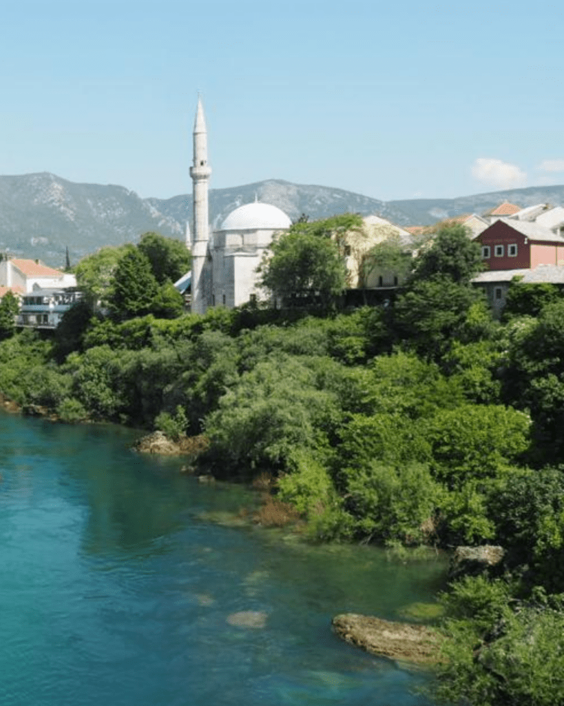 La-mosquee-Koski-Mehmed-Pasa-et-la-riviere-Neretva